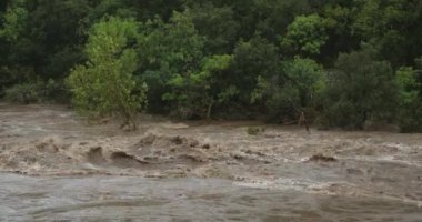 Cevenol fırtınaları, Herault kanyonu, Occitanie, Fransa. Eylül 2020 'de cevenol fırtınaları sırasında Herault nehri ve sel basar.