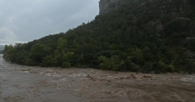 Cevenol fırtınaları, Herault kanyonu, Occitanie, Fransa. Eylül 2020 'de cevenol fırtınaları sırasında Herault nehri ve sel basar.