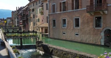 Annecy, Haute Savoie Departmanı, Auvergne-Rhone-Alpes, Fransa. Thiou nehri kıyısındaki eski kasaba.