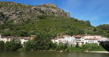 Anduze, Gard, Occitanie, Fransa. Şehrin önündeki Gardon nehri.