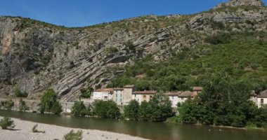 Anduze, Gard, Occitanie, Fransa. Şehrin önündeki Gardon nehri.