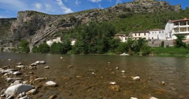 Anduze, Gard, Occitanie, Fransa. Şehrin önündeki Gardon nehri.