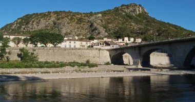 Anduze, Gard, Occitanie, Fransa. Şehrin önündeki Gardon nehri.