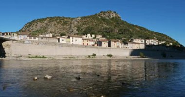 Anduze, Gard, Occitanie, Fransa. Şehrin önündeki Gardon nehri.