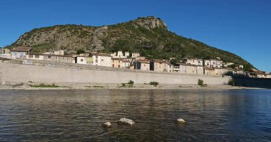 Anduze, Gard, Occitanie, Fransa. Şehrin önündeki Gardon nehri.