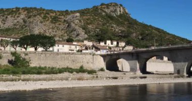 Anduze, Gard, Occitanie, Fransa. Şehrin önündeki Gardon nehri.