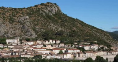 Anduze, Gard, Occitanie, Fransa. Şehrin önündeki Gardon nehri.