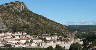 Anduze, Gard, Occitanie, Fransa. Şehrin önündeki Gardon nehri.