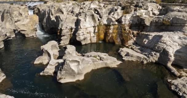 Vodopády Sautadet Řeka Ceze Roque Sur Ceze Departement Gard Occitanie — Stock video