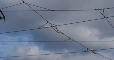 Hareket halindeki bir tramvayda pantograf