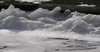 Kirlenmiş bir su yüzeyi