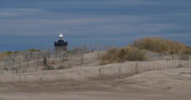 Espiguette plajı, Grau du Roi, Gard, Occitanie, Fransa. Espiguette sahilindeki kum tepeleri ve deniz feneri.