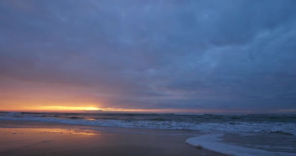 Západ slunce, pláž Messanges, odbor Landes, Nouvelle Aquitaine, Francie.