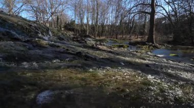 Lunaret Doğa Koruma Alanı, Montpellier, Herault Departmanı, Occitanie, Fransa. Lez nehri.