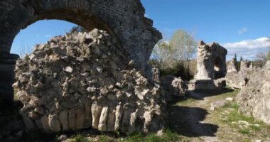 Barbekü su kemeri, Fontvielle 'deki Roma harabeleri, Provence, Güney Fransa