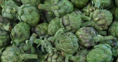 Pazarda satılık enginar..