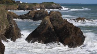 Le Pouldu, Finistere Bölümü, Brittany, Fransa. Kerou sahiline bakan kayalar.