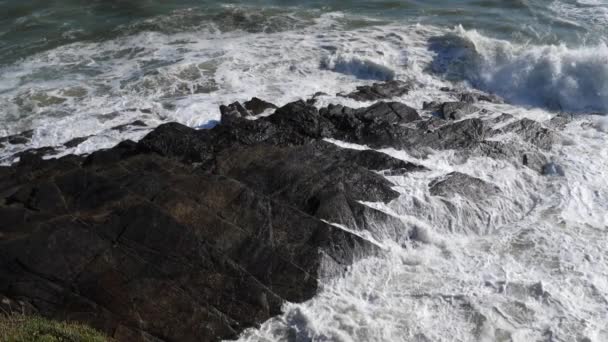 Vågor Som Stänker Stenar Pouldu Finistere Bretagne Frankrike — Stockvideo