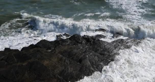 Κύματα Πέφτουν Πάνω Βράχους Pouldu Διαμέρισμα Finistere Βρετάνη Γαλλία — Αρχείο Βίντεο