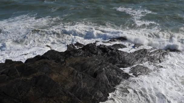 Хвилі Бризкають Скелі Pouldu Finistere Department Brittany France — стокове відео
