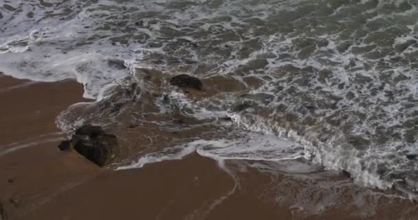 Κύματα Πιτσιλίζουν Στην Παραλία Pouldu Διαμέρισμα Finistere Βρετάνη Γαλλία — Αρχείο Βίντεο