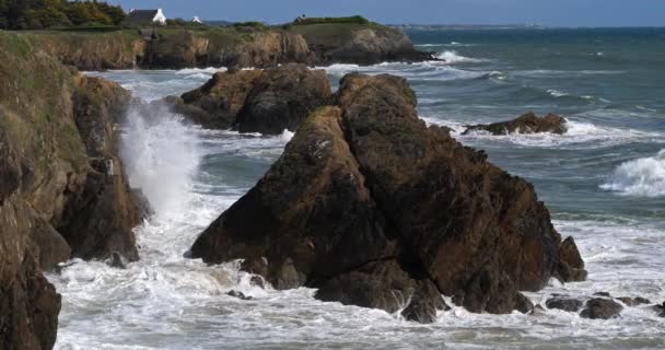 Pouldu Departamento Finistere Bretaña Francia Rocas Con Vistas Playa Kerou — Vídeo de stock
