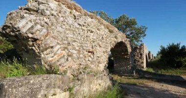 Barbekü su kemeri, Fontvielle 'deki Roma harabeleri, Provence, Güney Fransa