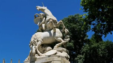 Montpellier, Herault, Occitanie, Fransa. Place de la Canourgue 'dan. Ön planda Antoine' ın 1776 'da yonttuğu Unicorn çeşmesi var. Arka planda, katedral St. Pierre, Montpellier, Herault, okült, Fransa