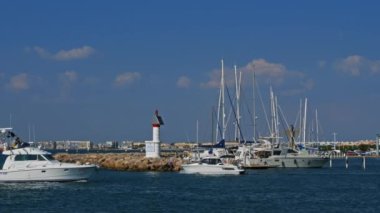 Port Camargue, le Grau du Roi, gard, Occitanie, Fransa. 1963 yılında Jean Balladur tarafından kurulan Avrupa 'nın en büyük marinasında yatlar ve yelkenliler.