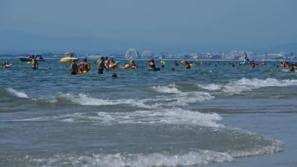 Vacaciones Verano Mar Mediterráneo Herault Occitanie Francia Gente Las Olas — Vídeo de stock