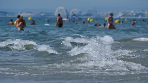 Letní Dovolená Středozemní Moře Herault Occitanie Francie Lidé Vlnách — Stock video