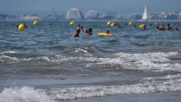 Férias Verão Mar Mediterrâneo Herault Occitanie França Pessoas Nas Ondas — Vídeo de Stock