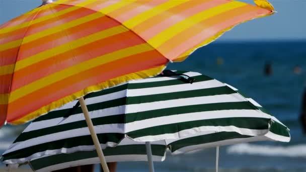 南フランスのビーチ傘 夏の間の地中海 — ストック動画