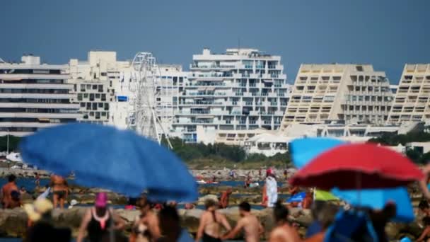 法国南部的海滩伞 夏天的地中海 背景是拉格朗德莫特 — 图库视频影像