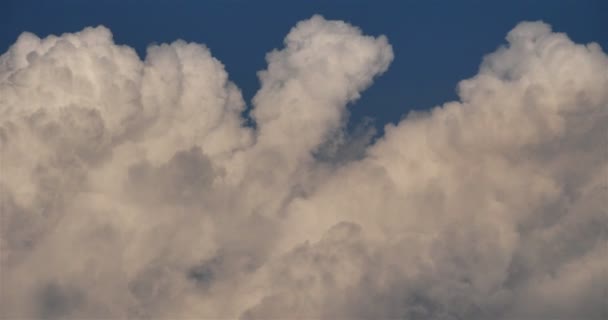 Bulutlu Gökyüzü Bulutlar Mavi Gökyüzüne Karşı — Stok video