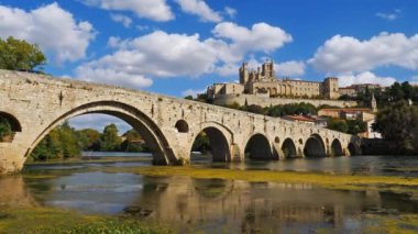 Beziers, Herault, Occitanie, Fransa. Ön planda, Küre Nehri üzerindeki eski köprü. Arka planda Saint Nazaire katedrali var. 