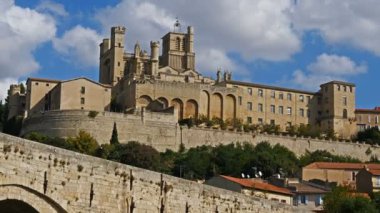 Beziers, Herault, Occitanie, Fransa. Ön planda, Küre Nehri üzerindeki eski köprü. Arka planda Saint Nazaire katedrali var. 