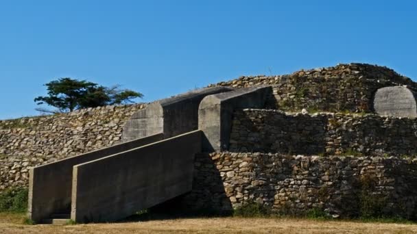 Keyn Petit Mont Arzon Morbihan Brittany France 公元前4500年的复杂墓穴 作为德国二战混凝土掩体重复使用 — 图库视频影像
