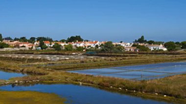 Noirmoutier-en-l 'Ile, Noirmoutier Adası, Biscay Körfezi, Vendee, Fransa. Köyün önündeki tuzlu bataklıklar, Noirmoutier en Ile