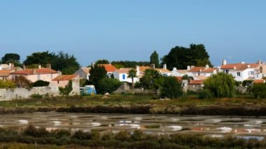 Noirmoutier-en-l 'Ile, Noirmoutier Adası, Biscay Körfezi, Vendee, Fransa. Köyün önündeki tuzlu bataklıklar, Noirmoutier en Ile