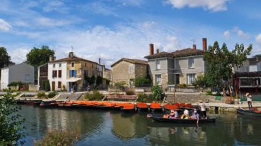 Coulon, Marais Poitevin, Poitevin bataklıkları, Vendee, Fransa. Quay Coulon 'da geleneksel düz kayıklar demirliyor.