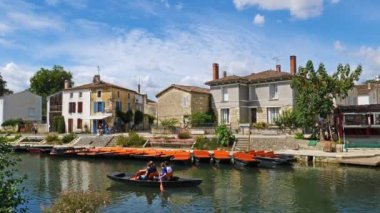 Coulon, Marais Poitevin, poitevin bataklıkları, Vende, Fransa. Quay Coulon 'da demirleyen geleneksel düz kayıklar.