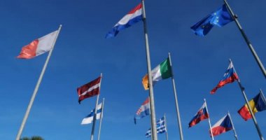 Avrupa ülkelerinin bayrakları rüzgarda sallanıyor