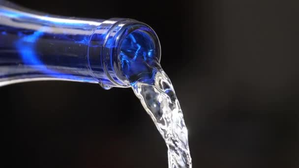 Νερό Χύνοντας Από Ένα Γυάλινο Μπουκάλι — Αρχείο Βίντεο