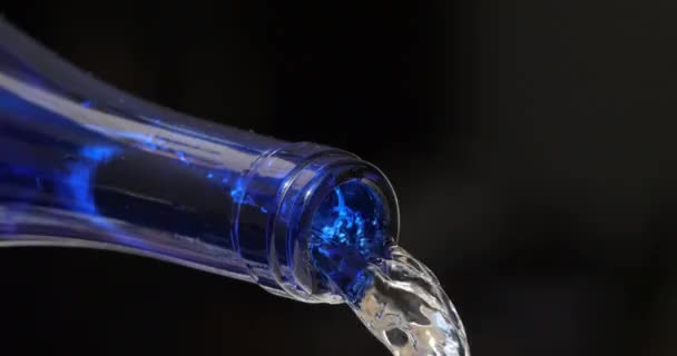 Air Mengalir Dari Botol Kaca — Stok Video