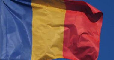 Ulusal Romen bayrağı rüzgarda dalgalanıyor.