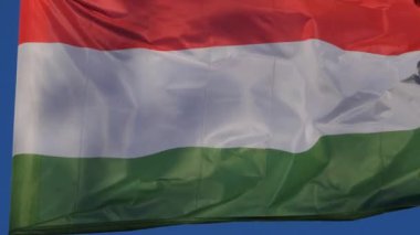 Ulusal Macar bayrağı rüzgarda dalgalanıyor..