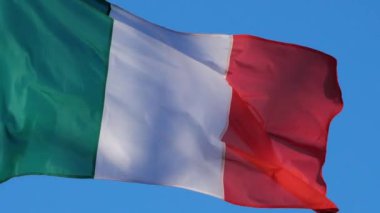 Ulusal İtalyan bayrağı rüzgarda dalgalanıyor..