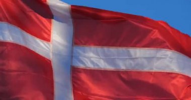 Ulusal Danimarka bayrağı rüzgarda dalgalanıyor..