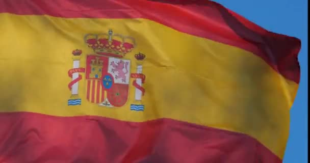 A spanyol nemzeti zászló lobogott a szélben.